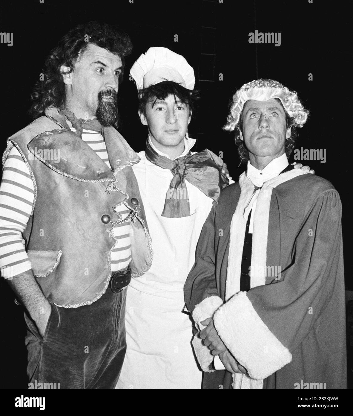 Billy Connolly (l), Julian Lennon (Mitte) und Roger Daltrey in ihren „exklusiven“ Emanual-Kostümen bei der Generalprobe der „Jagd auf den Hai“ in der Royal Albert Hall, London. Die Show, die auf Lewis Carrolls „Nonsense“-Gedicht basiert, wird in einem Konzert zur Unterstützung der British Deaf Association uraufgeführt. Stockfoto