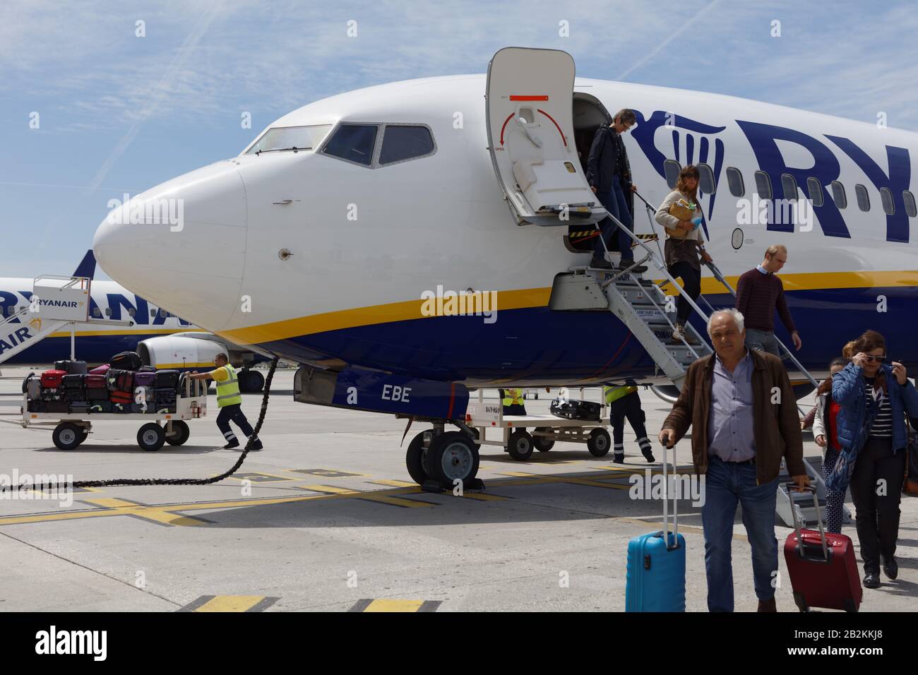 Passagiere, die von Ryanair-Flug im Flughafen Porto, Portugal, aussteigen Stockfoto