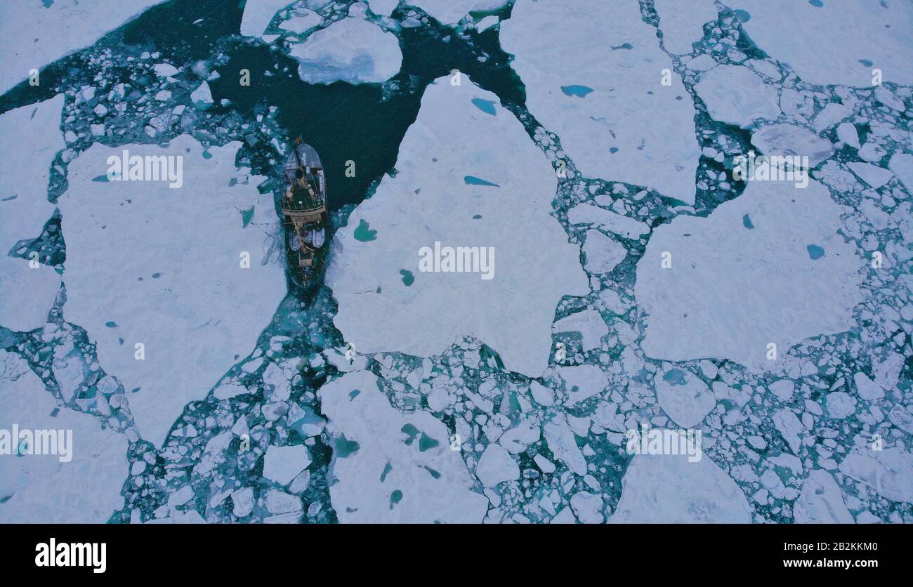Schwedisches Boot steckte im Eis in Spitzbergen, Norwegen Stockfoto