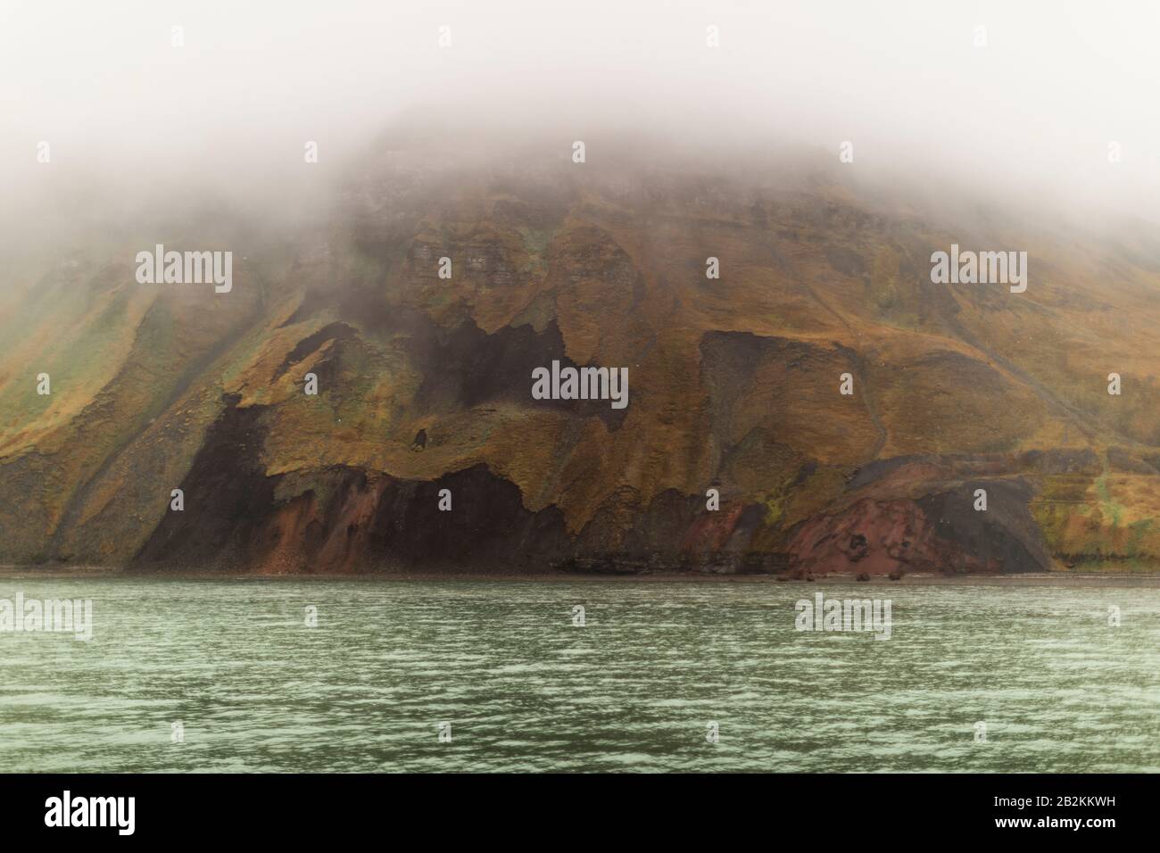 Bunte Erosion auf Spitzbergen. Nebelige und mystische Berge Stockfoto