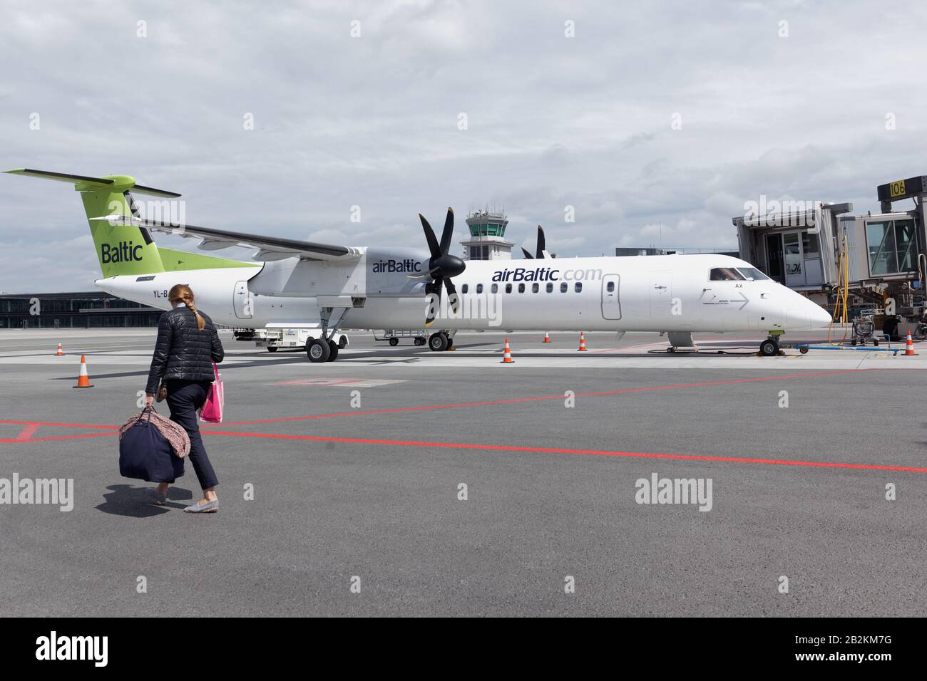 Bombardier Q400 NextGen of Air Baltic am Flughafen Riga Stockfoto