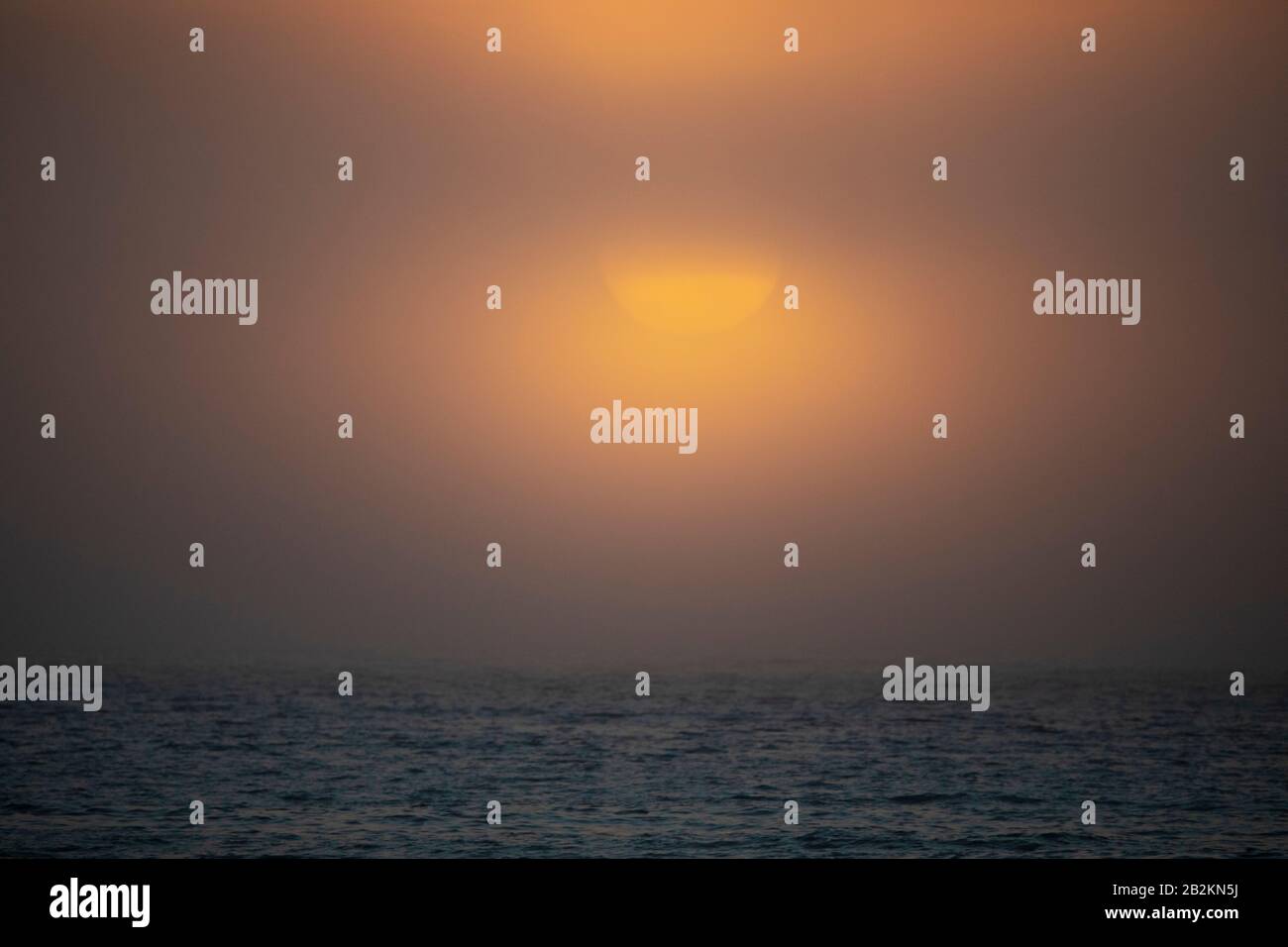 Wolkiger Sonnenuntergang über dem Meer Stockfoto