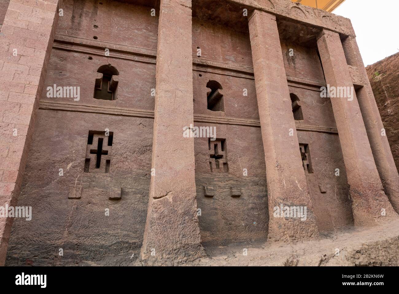 Bet Medhane Alem - eine der Felsenkirchen unter einer Schutzhülle in Lalibela, Äthiopien Stockfoto