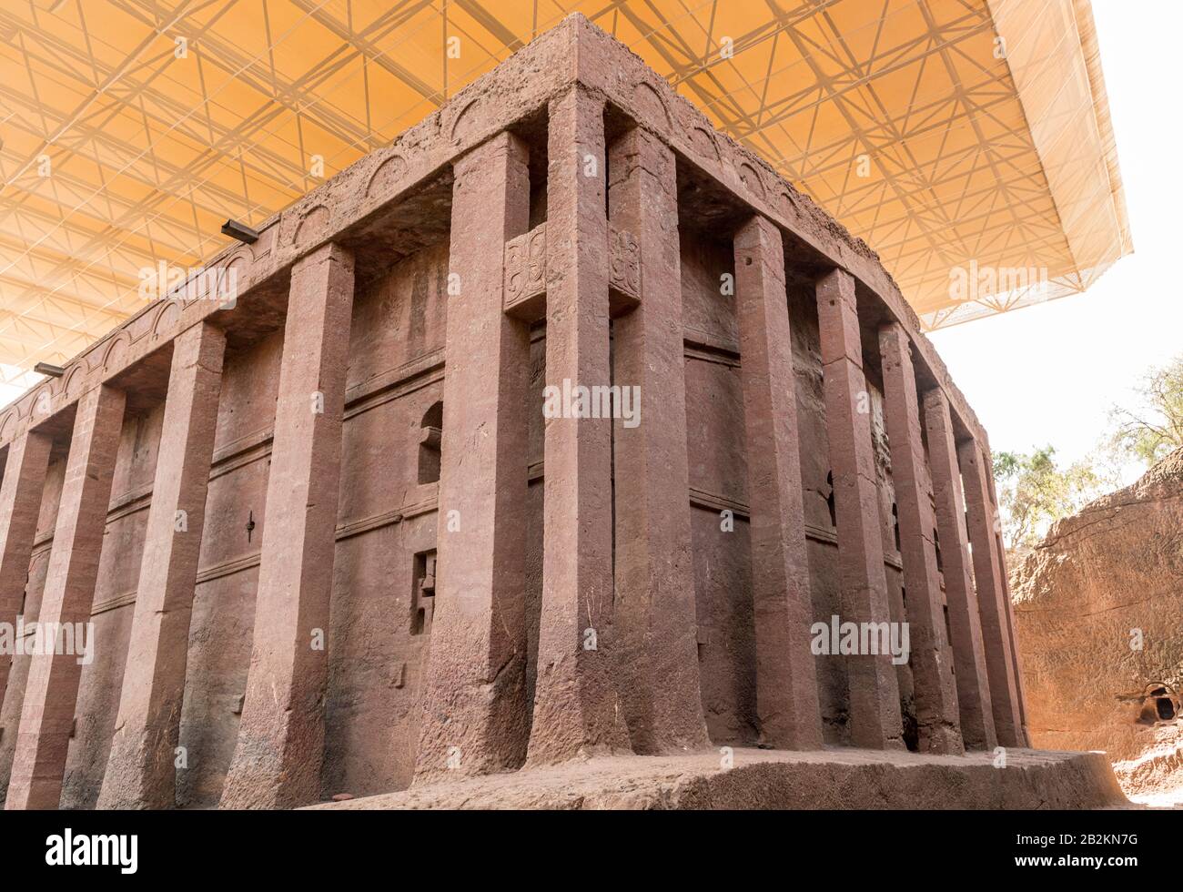 Bet Medhane Alem - eine der Felsenkirchen unter einer Schutzhülle in Lalibela, Äthiopien Stockfoto
