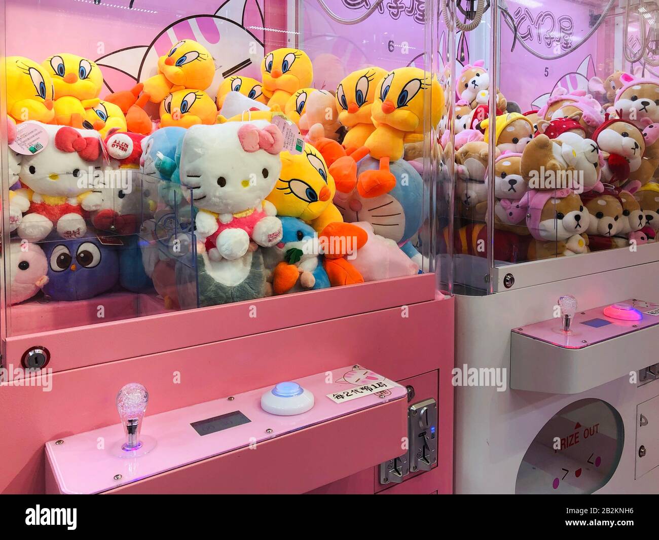 Hongkong, November 2019: Weiches Spielzeug, Tiere in Klauenautomaten, Hongkong Stockfoto