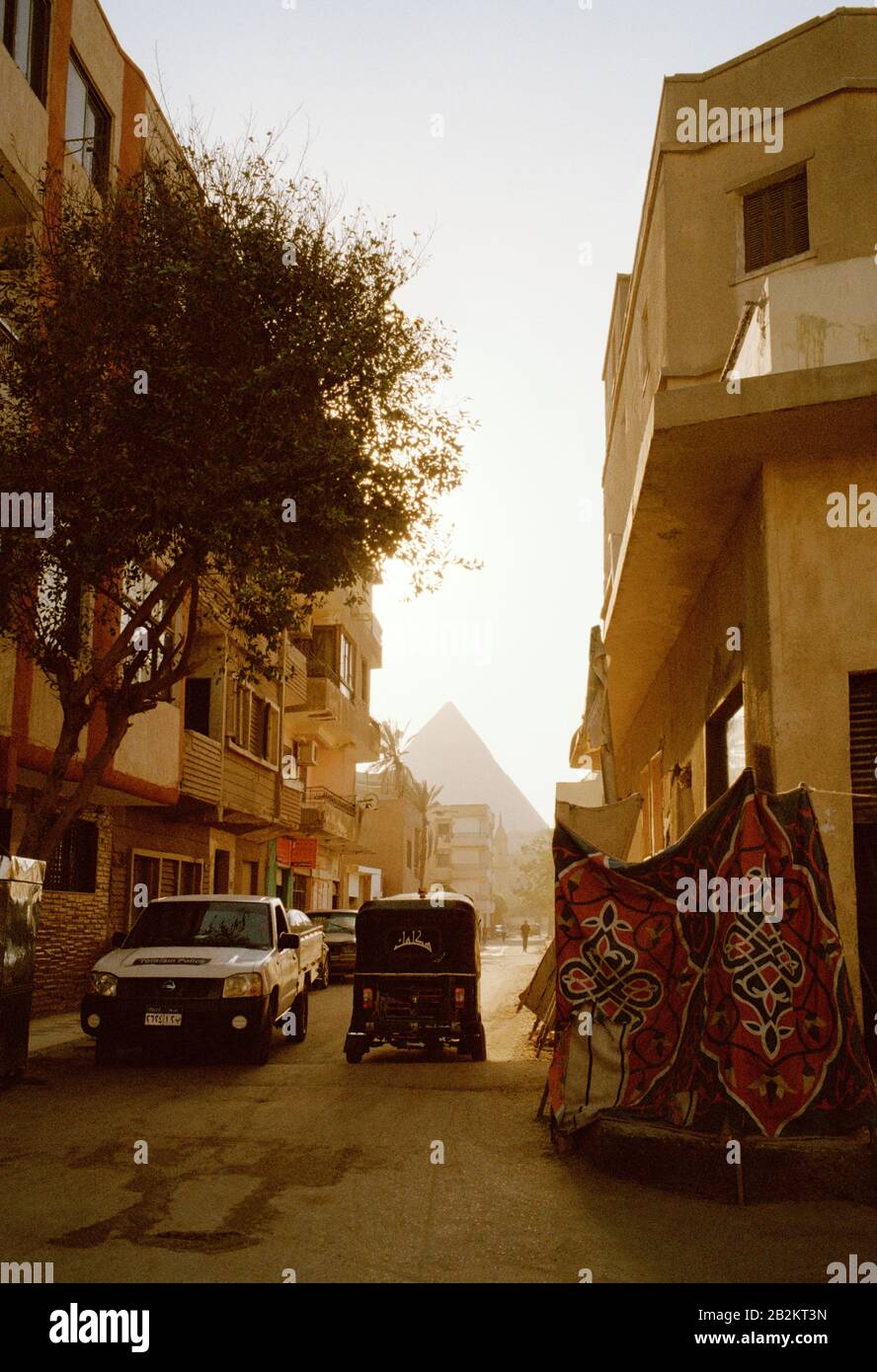 Reisefotografien - das Viertel Gizeh und die große Pyramide Cheops oder Khufu in Gizeh Kairo in Ägypten im Nahen Osten Nordafrikas Stockfoto