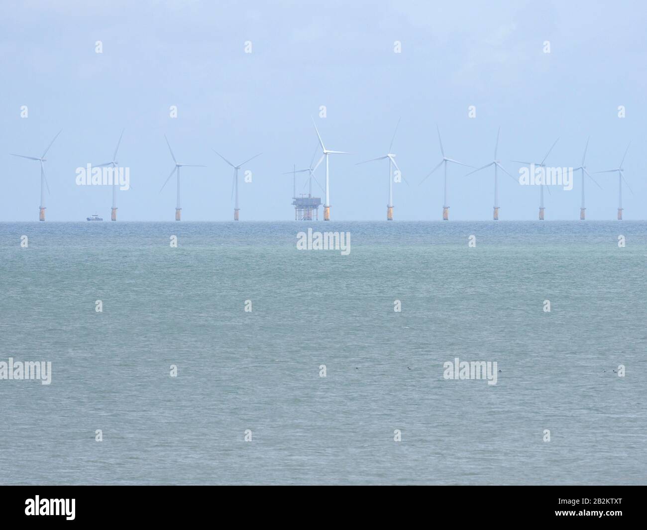 Broadstairs, Kent, Großbritannien. März 2020. Thanet Extension Offshore Wind Farm: Vattenfall hat einen Vorschlag zur Erweiterung des bestehenden Windparks mit 34 Windenergieanlagen (eine Entscheidung wird von der Planungsinspektion bis zum 1. Juni 2020 erwartet) entwickelt, die aufgrund von technischen Verbesserungen die Kapazität des bestehenden 100 Turbinenparks mehr als verdoppeln könnten. Die Offshore-Windenergie soll bis 2030 ein Drittel aller britischen Elektrizität liefern. Thanet war bei der ersten Inbetriebnahme der weltweit größte Offshore-Betrieb. PIC: Die graue Umspannplattform. Kredit: James Bell/Alamy Live News Stockfoto