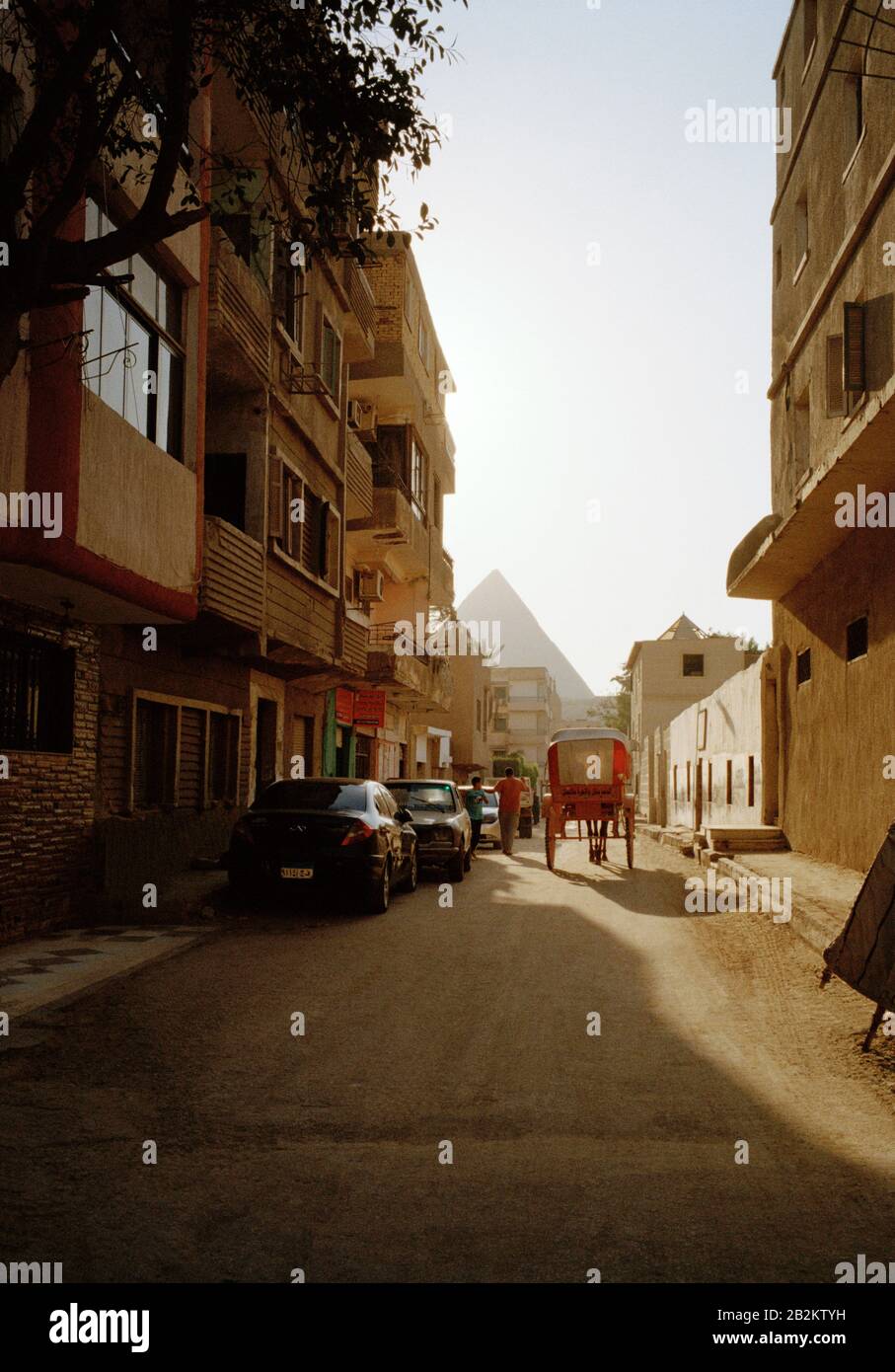 Reisefotografien - das Viertel Gizeh und die große Pyramide Cheops oder Khufu in Gizeh Kairo in Ägypten im Nahen Osten Nordafrikas Stockfoto