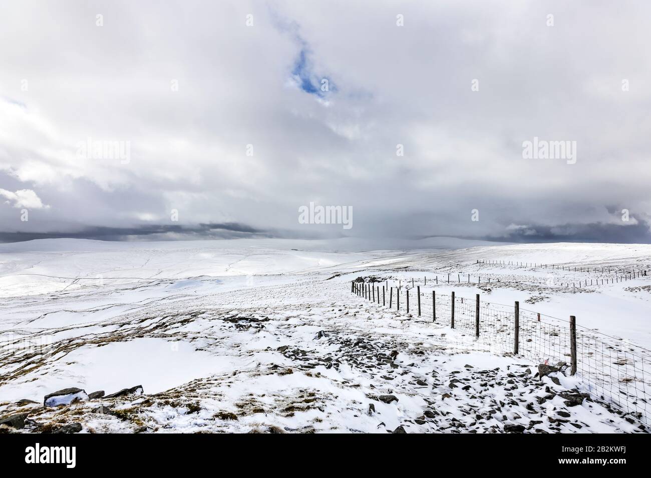 Der Blick nach Westen vom Gipfel des Great Stony Hill in Richtung Meldon, die Dun Fells und Cross Fielen im Winter, wobei Snow Storm In Richtung Kamera T Ging Stockfoto