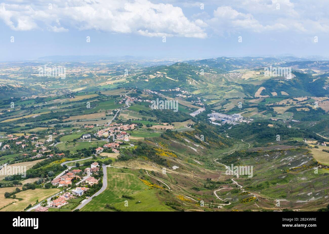 Die pastorale norditalienische Landschaft umgibt die Berge und befestigten Mauern der kleinen Republik San Marino in Südeuropa Stockfoto