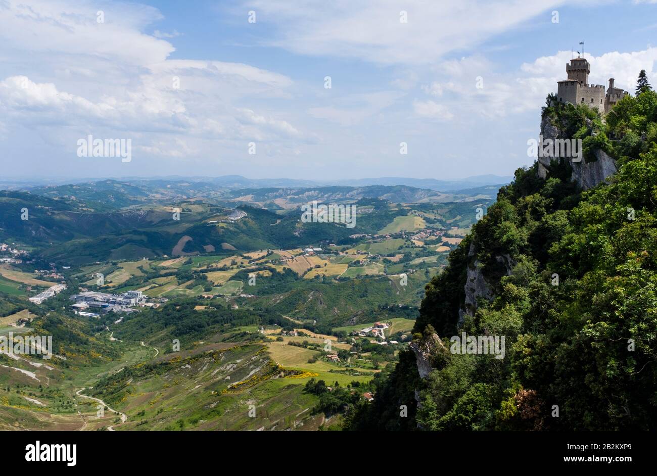 Die pastorale norditalienische Landschaft umgibt die Berge und befestigten Mauern der kleinen Republik San Marino in Südeuropa Stockfoto