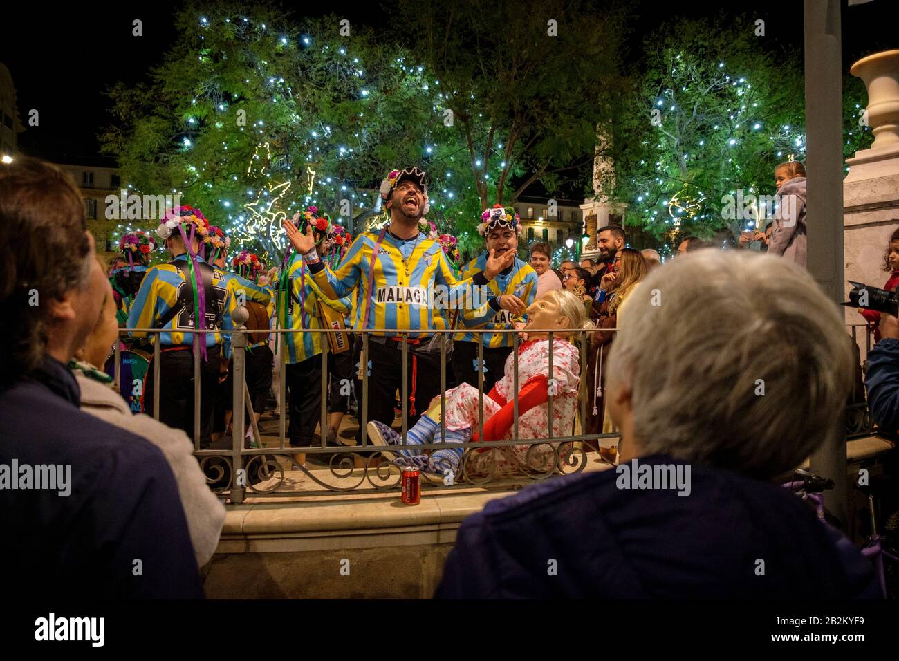 Satirische Sänger im schicken Kleid - Komparsen und Chirigotas - treten auf der Plaza de la Merced während des Karnevals in Málaga auf. Stockfoto