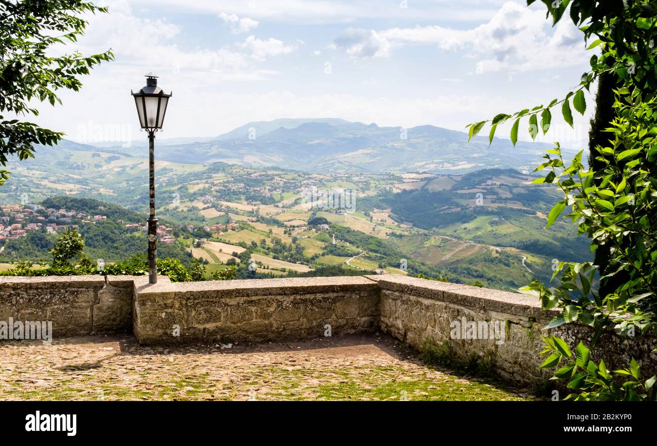 Die pastorale norditalienische Landschaft umgibt die Berge und befestigten Mauern der kleinen Republik San Marino in Südeuropa Stockfoto