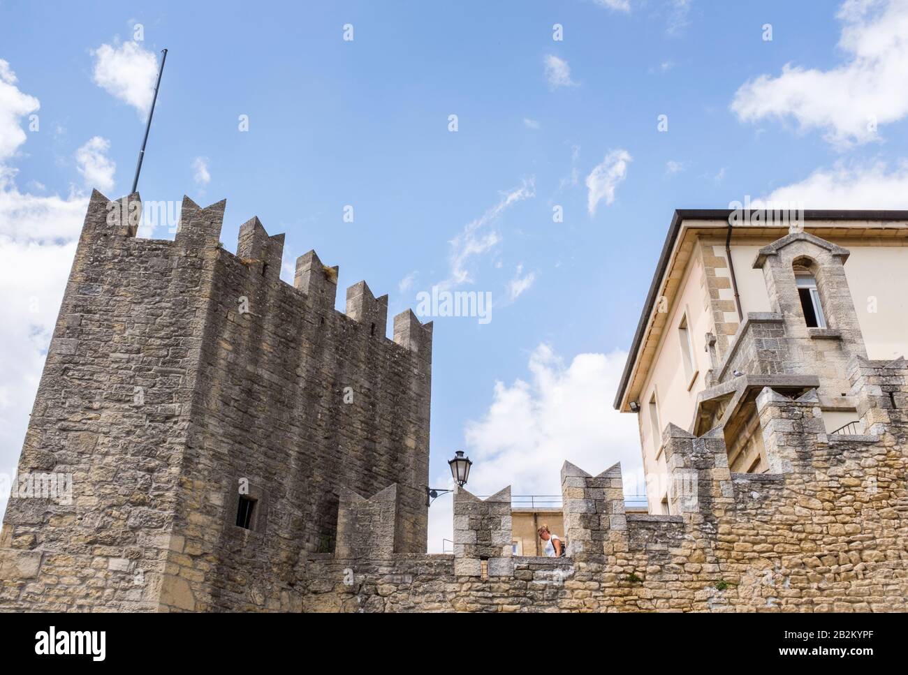 Befestigte Steinmauern und Burgtürme entlang der Berge von San Marino in Südeuropa Stockfoto