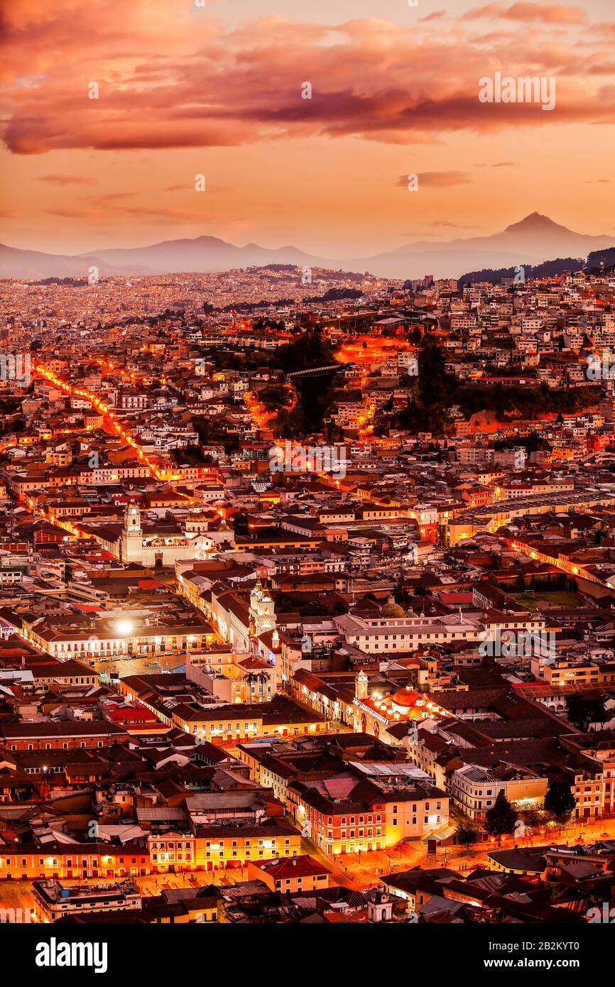 Historischen Teil von Quito, Hauptstadt Ecuadors vom Panecillo Statue in der Dämmerung überarbeitet In der Nachverarbeitung für bessere visuelle Wirkung. Stockfoto