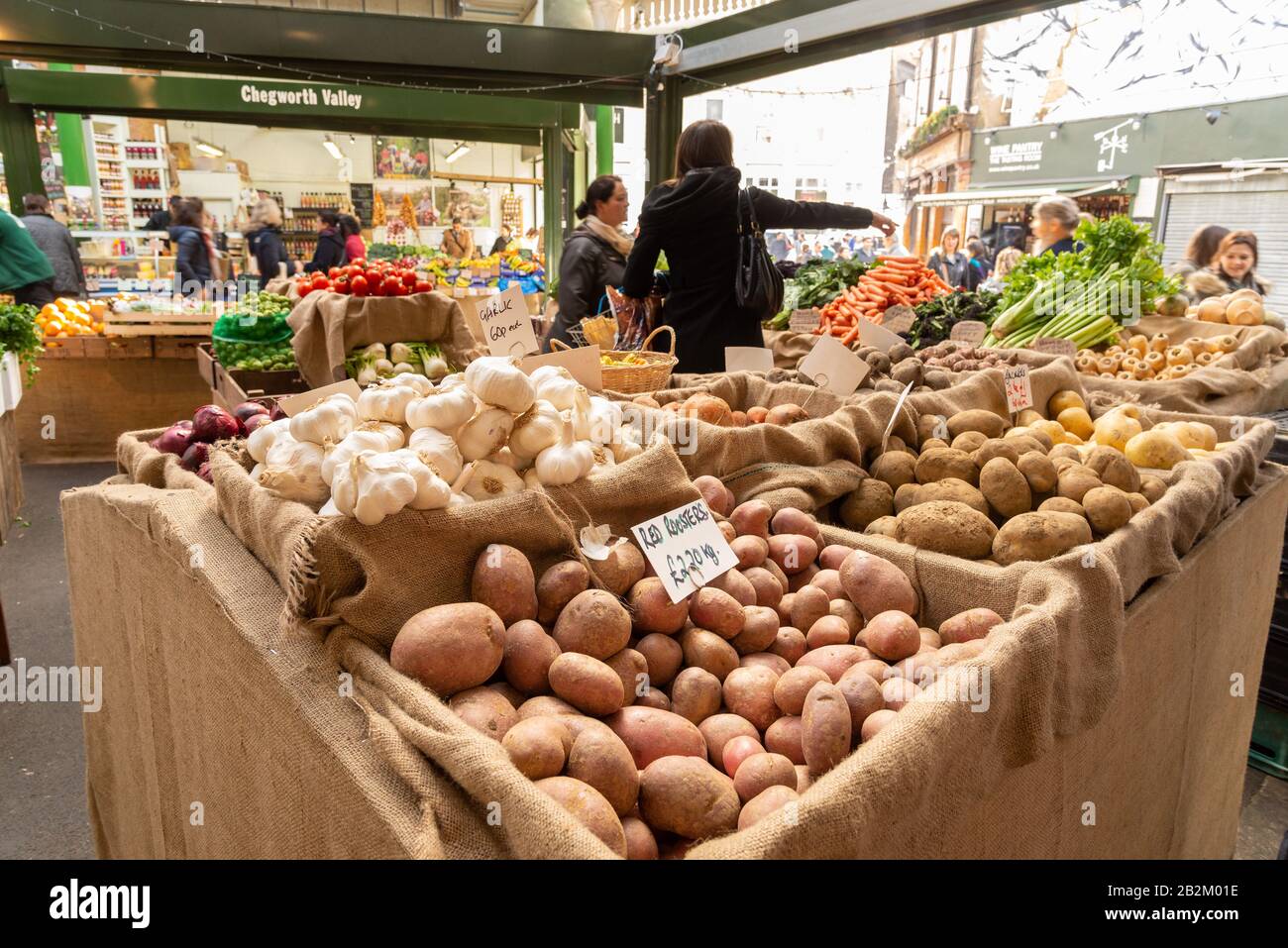 Gemüsestall im Borough Market, London, Großbritannien Stockfoto