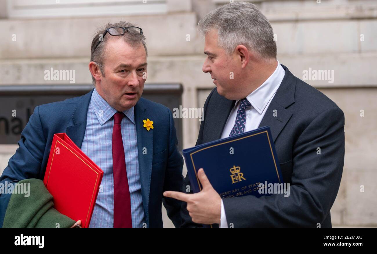 London, Großbritannien. März 2020. Die Kabinettsminister verlassen ein Treffen im Kabinettsbüro, Whitehall, London UK Simon hart MP PC Welsh Secretary (links) und Brandon Lewis MP Northern Ireland Secretary (rechts) Credit: Ian Davidson/Alamy Live News Stockfoto