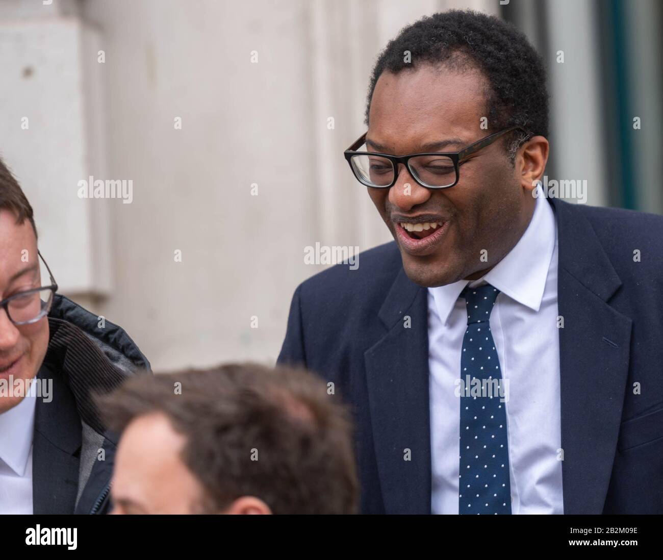 London, Großbritannien. März 2020. Die Kabinettsminister verlassen ein Treffen im Kabinettsbüro Whitehall, London UK Kwasi Kwarteng MP Staatsminister für Unternehmenskredite: Ian Davidson/Alamy Live News Stockfoto