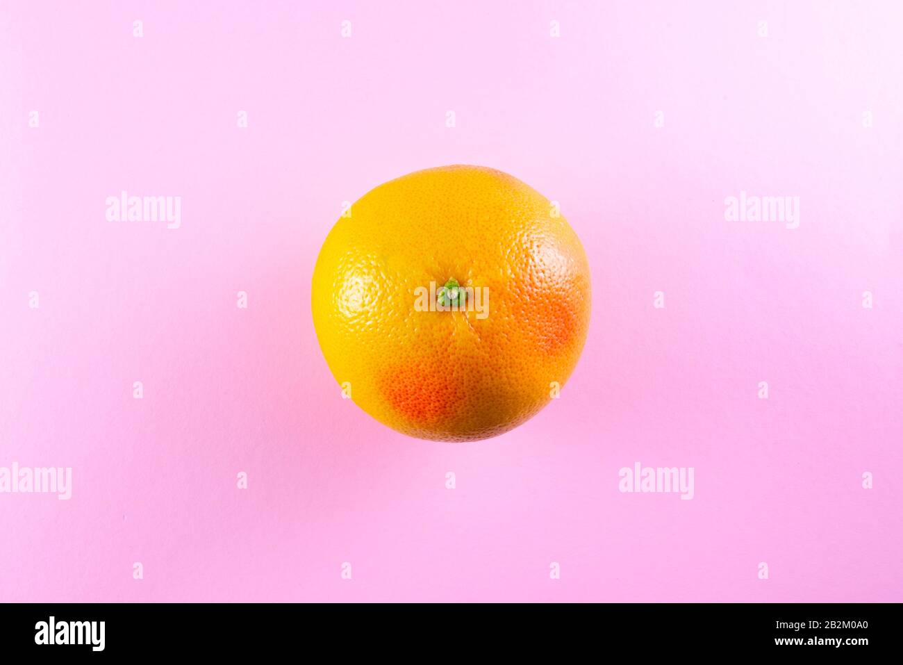 Draufsicht der orangefarbenen Grapefruit auf pinkfarbenem Hintergrund Stockfoto