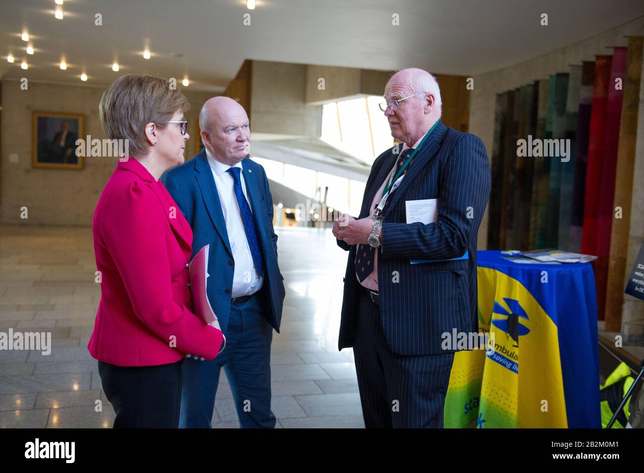 Edinburgh, Großbritannien. März 2020. Abgebildet: (L-R) Nicola Sturgeon MSP - Erster Minister von Schottland und Führer der Scottish National Party (SNP); Gordon MacDonald MSP - Scottish National MSP für den Wahlkreis Edinburgh Pentlands; Mike Beale - Vice Chairman of Scotland's Charity Air Ambulance. Szenen aus dem schottischen Parlament in Holyrood, Edinburgh. Kredit: Colin Fisher/Alamy Live News Stockfoto