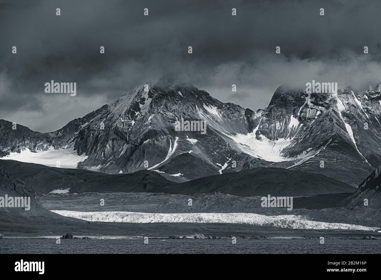 Mystische Wolken spiegeln sich im arktischen Wasser in Spitzbergen wider Stockfoto