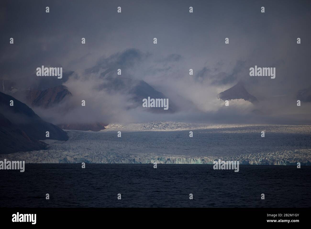 Gletscher auf Spitzbergen. Wunderschöne Umgebung. Stockfoto