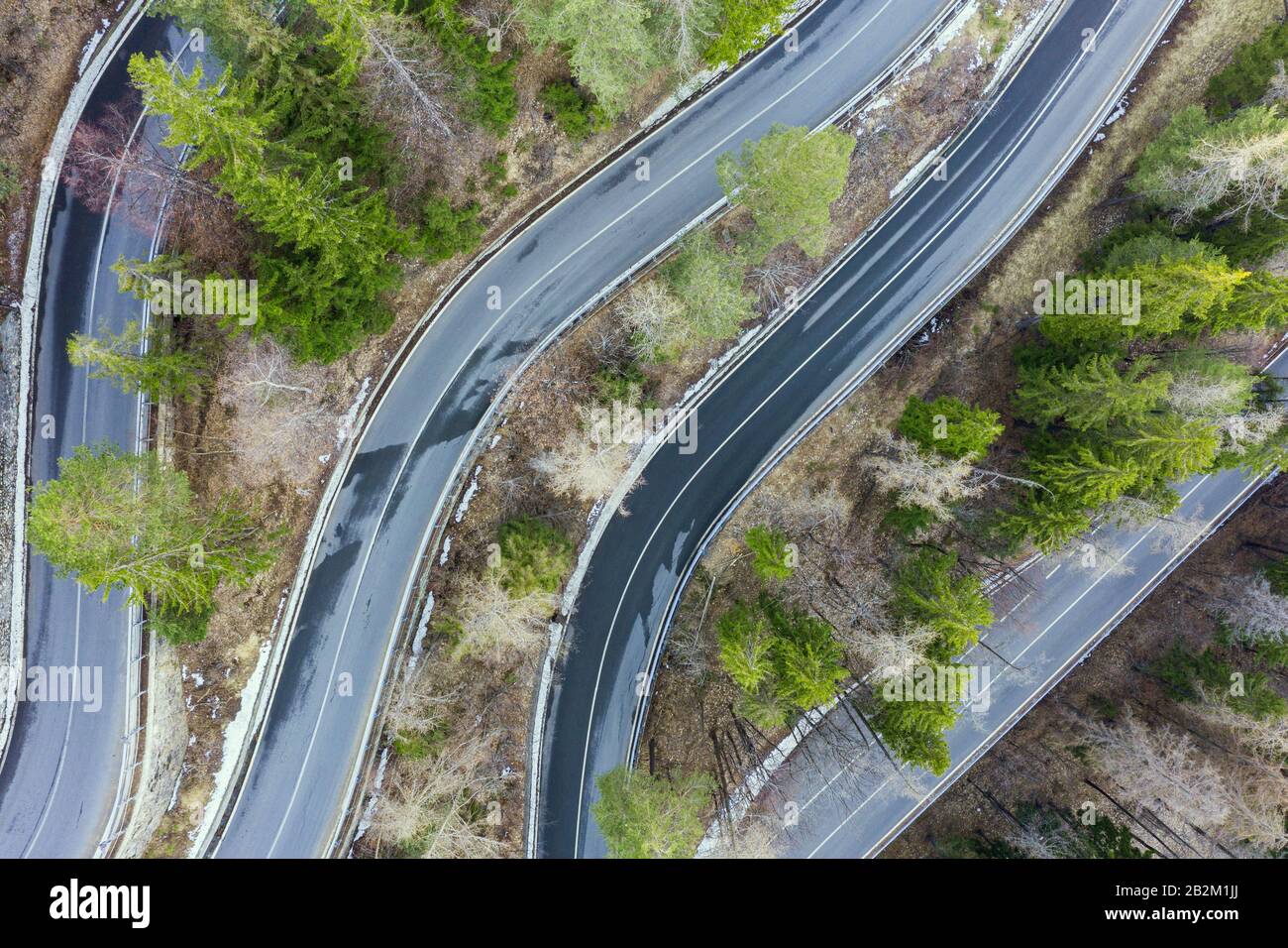 Luftbild einer Autoserpentin auf einem Berg. Straße zum Dorf La Thuile und Skigebiet. Bergserpentin im Aosta-Tal in Italien. Stockfoto