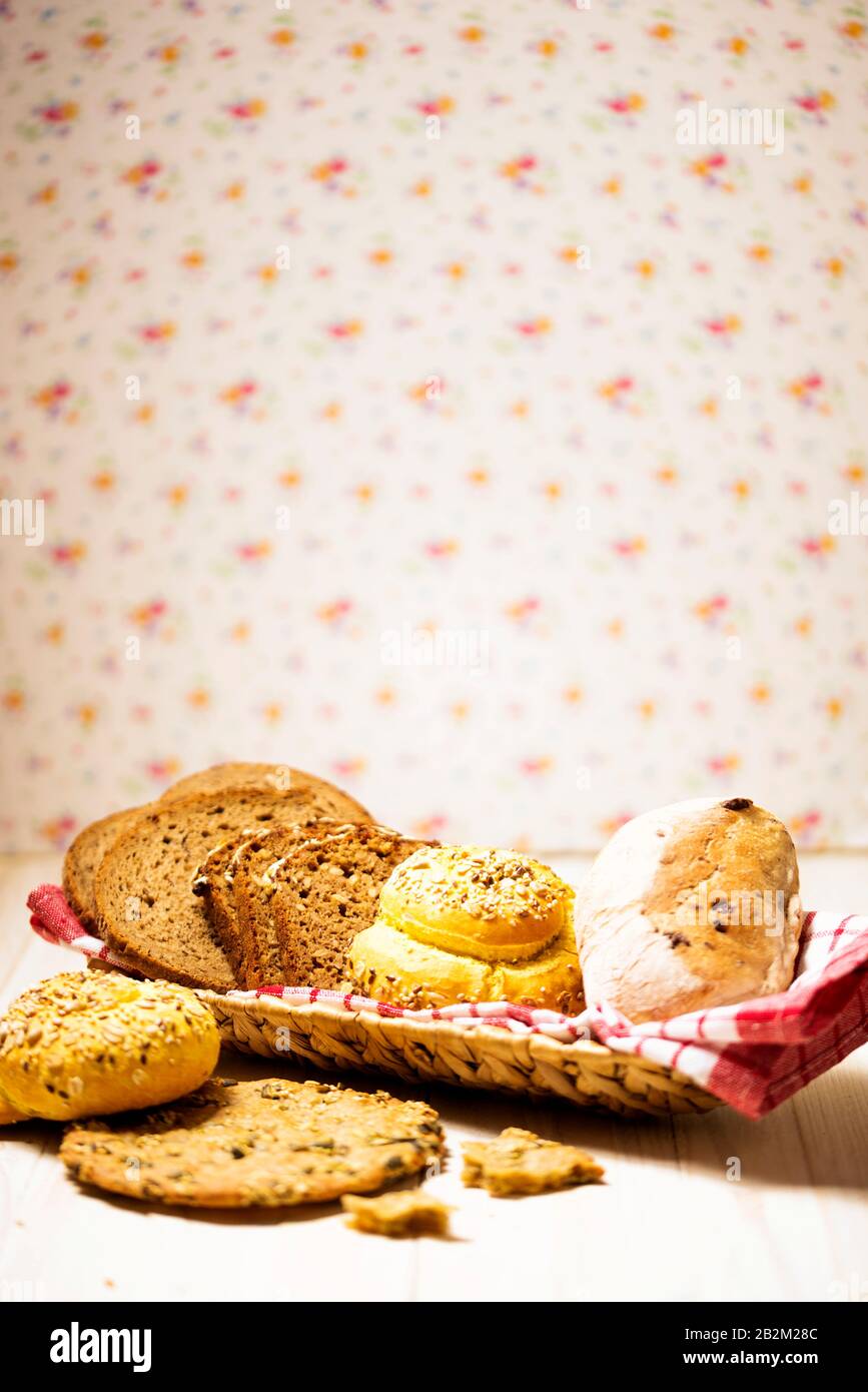 Kanister mit Brot. 5 Arten von Bäckerei Essen Stockfoto