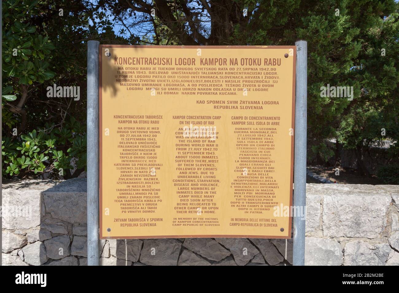 Das Schild am Eingang des Gedenkfriedhofs Kampor, Insel Rab, Kroatien Stockfoto