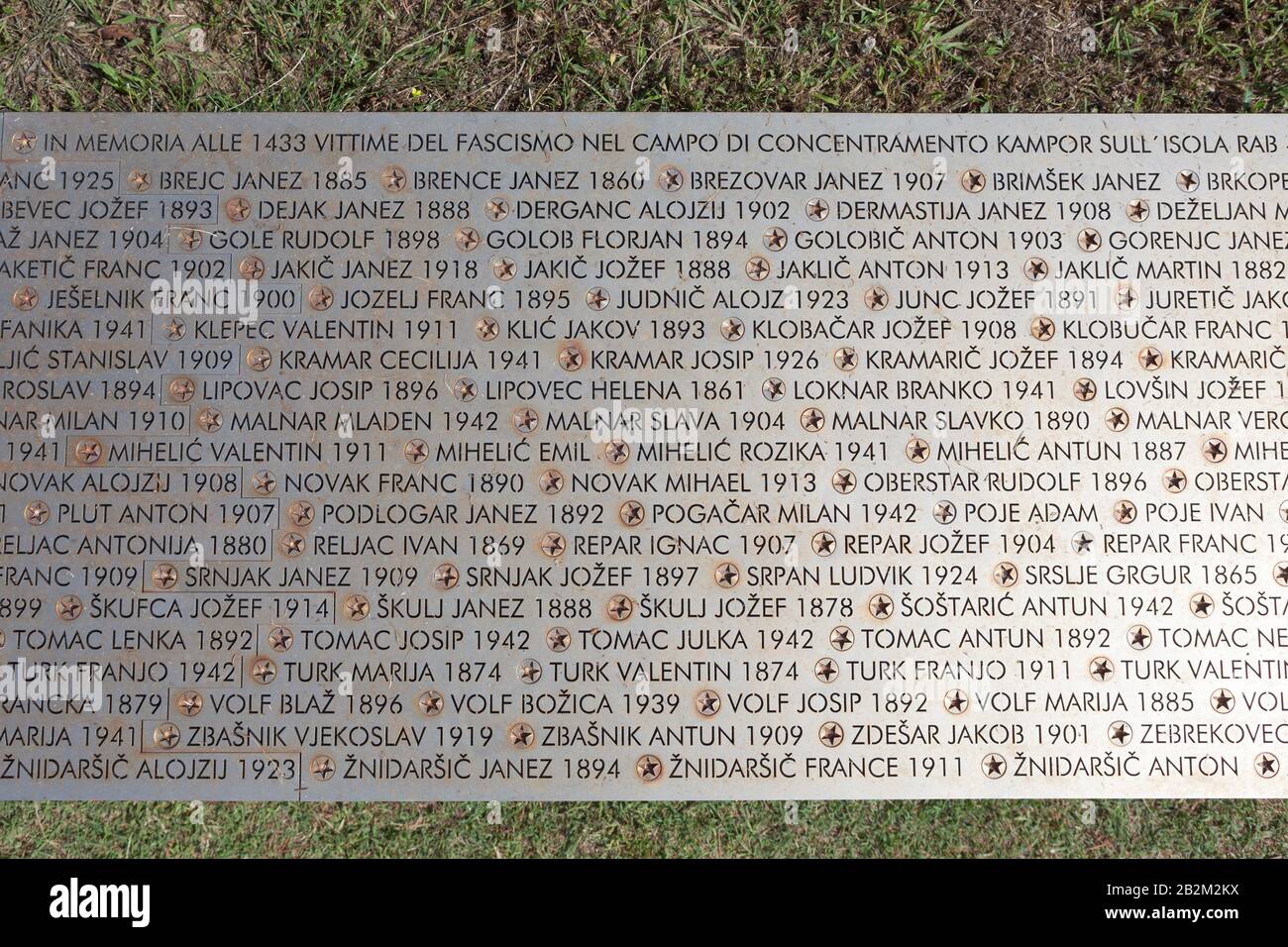 Metallplatte mit den Namen von 1433 Opfern des Lagers Kampor. Memorial Cemetery Kampor, Insel Rab, Kroatien Stockfoto