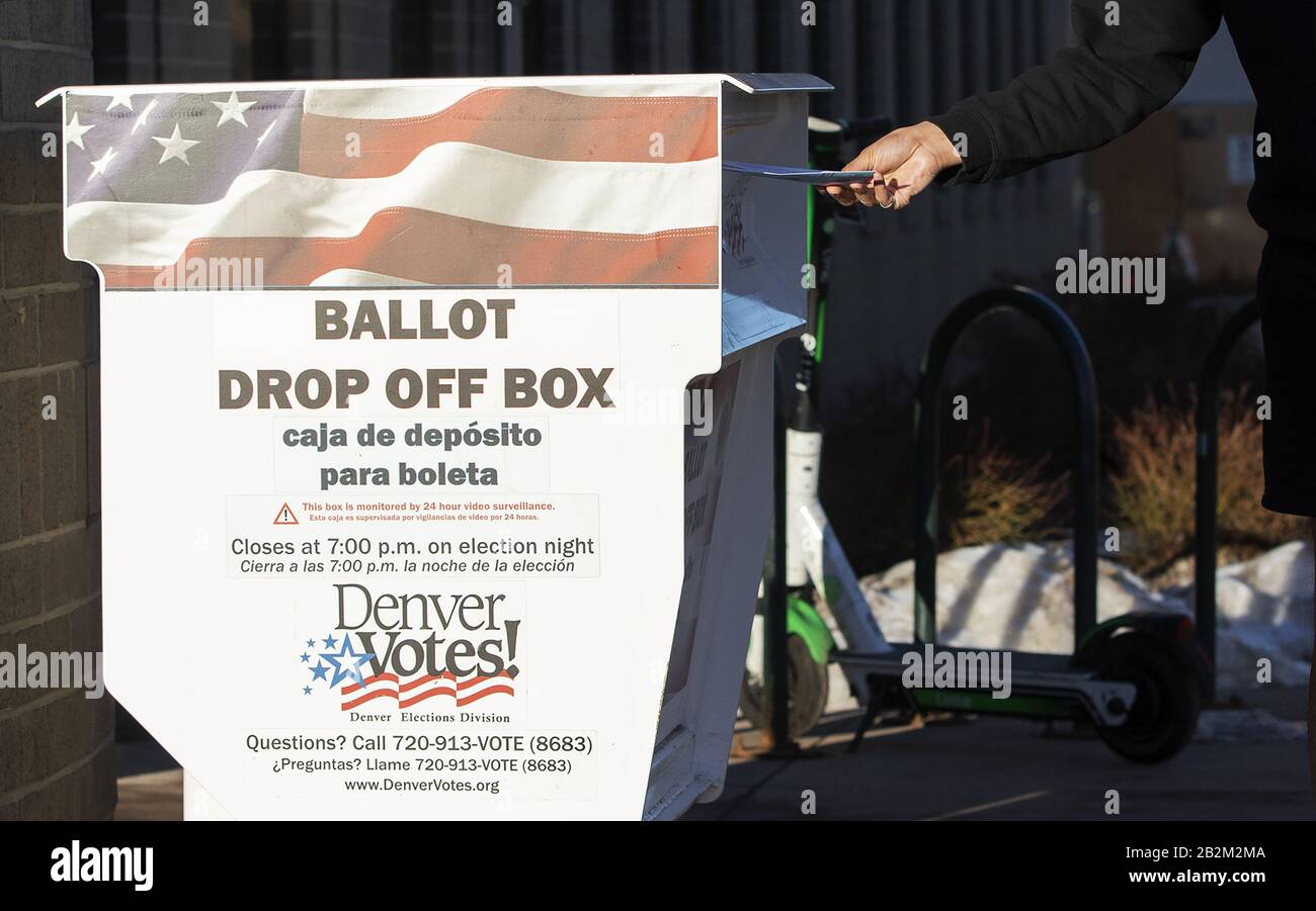 Denver, Vereinigte Staaten. März 2020. Ein Wähler bricht am Super Tuesday in Denver, Colorado, Dienstag, 3. März 2020 eine Wahlurne für die demokratische Vorwahl 2020 ab. Foto von Bob Stark/UPI-Kredit: UPI/Alamy Live News Stockfoto