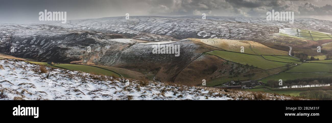 Der Peak District im Winter. Gefiedertes Moos in der Nähe von Kinder Scout gegenüber Doctor's Gate und Lordship Hill, Peak District National Park, England Stockfoto