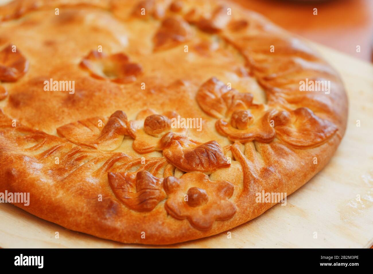 Russische Pastete Mit Kartoffeln Und Pilzen Auf Dem Tisch Frisch Gebackener Grosser Kuchen Mit Blumen Aus Ihrem Teig Traditionelle Russische Pastete Stockfotografie Alamy