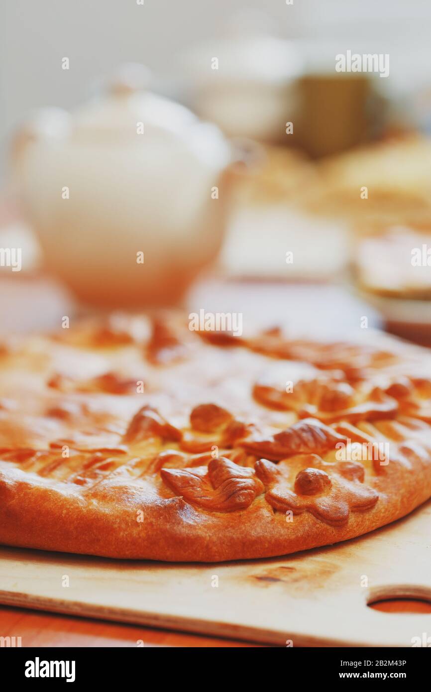 Russische Pastete Mit Kartoffeln Und Pilzen Auf Dem Tisch Frisch Gebackener Grosser Kuchen Mit Blumen Aus Ihrem Teig Traditionelle Russische Pastete Stockfotografie Alamy