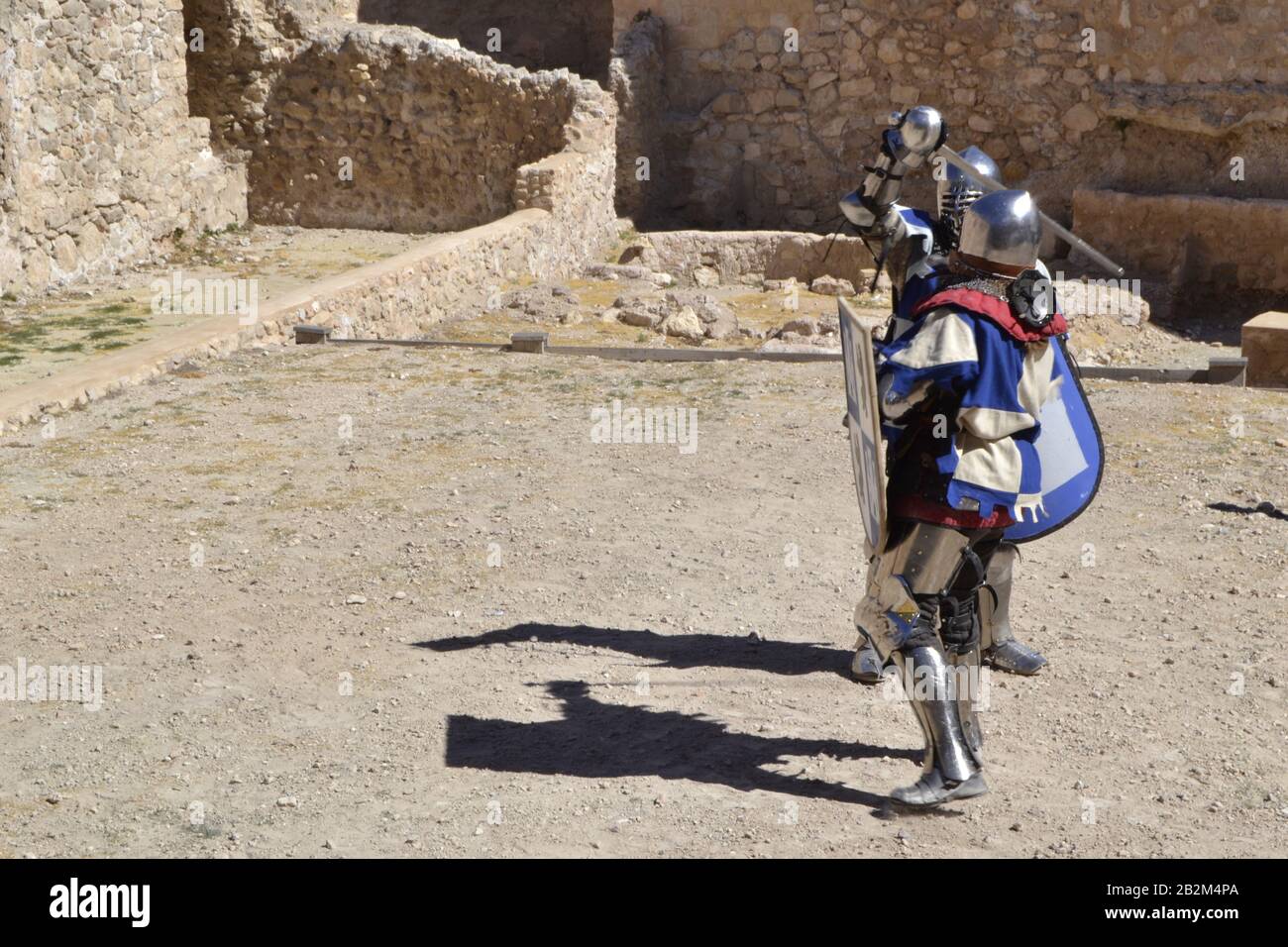 Mittelalterturniere, bei dem christliche Soldaten geduzt wurden. In der Burg Atalaya, Villena, Spanien, auf dem mittelalterlichen Markt Stockfoto