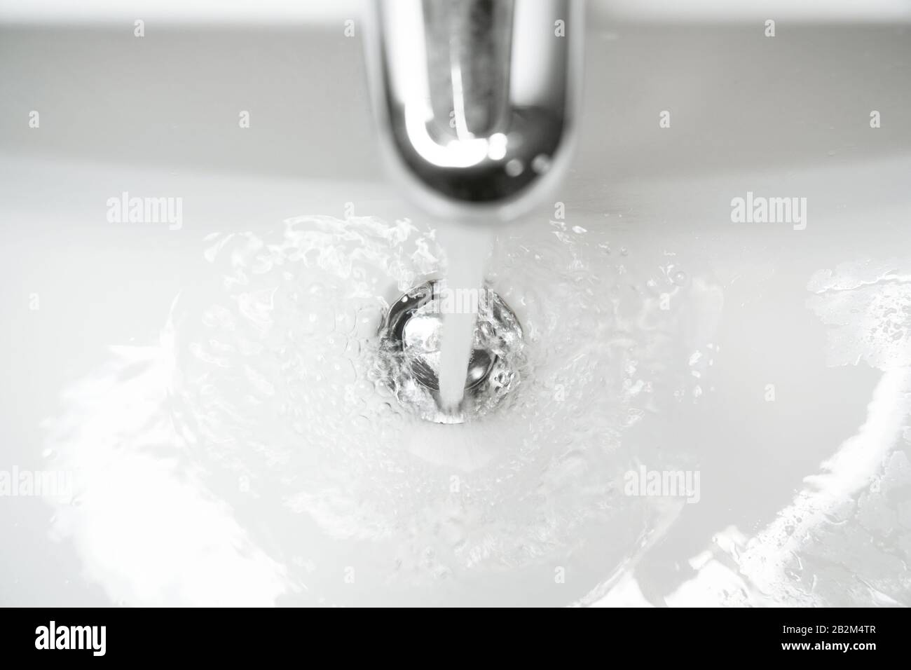 Waschbecken oder Handwaschbecken mit fließendem Wasser Stockfoto