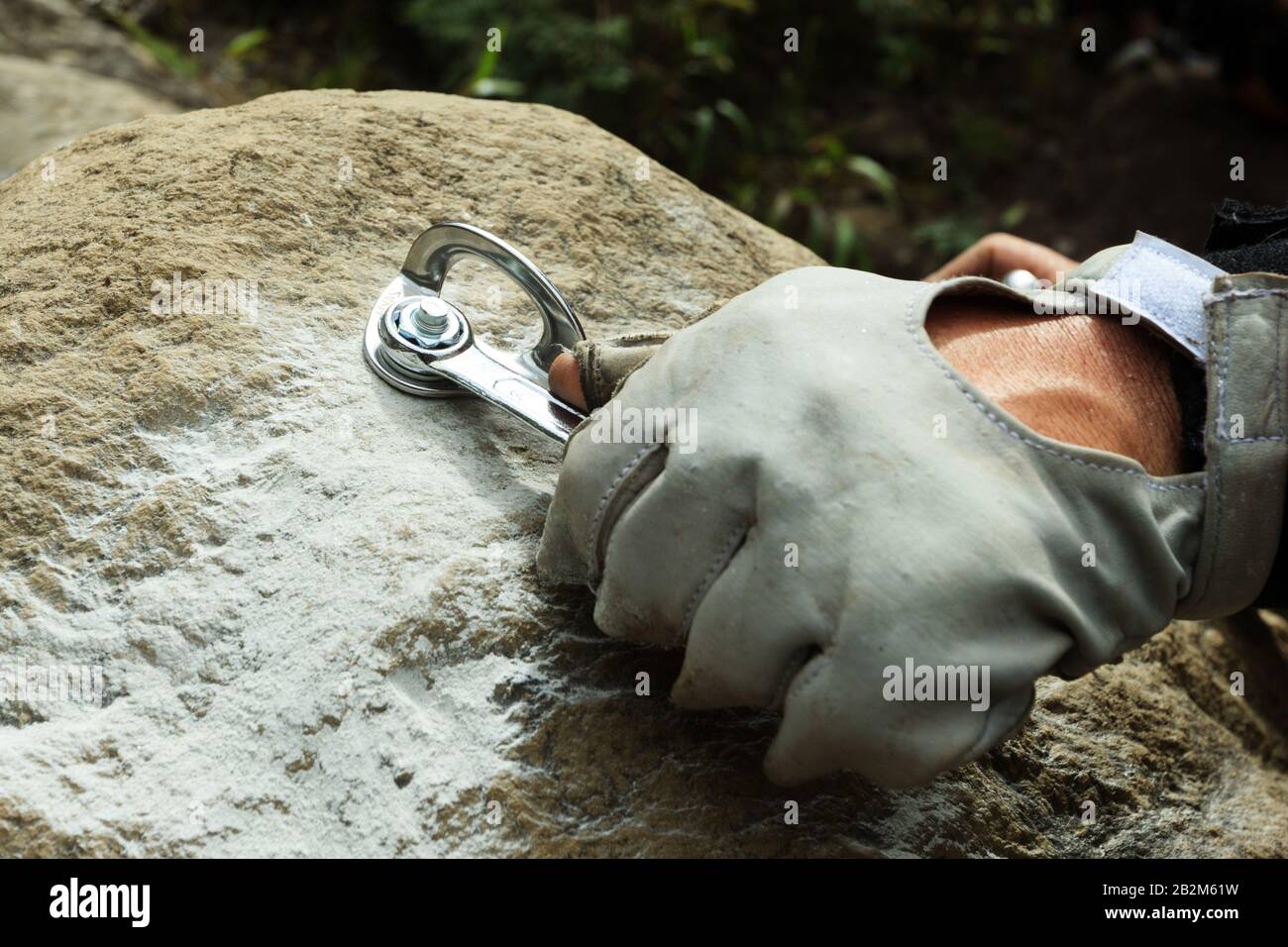 Canyoning Ausbilder zur Festsetzung einer Sicherheitseinrichtungen in Rock Stockfoto