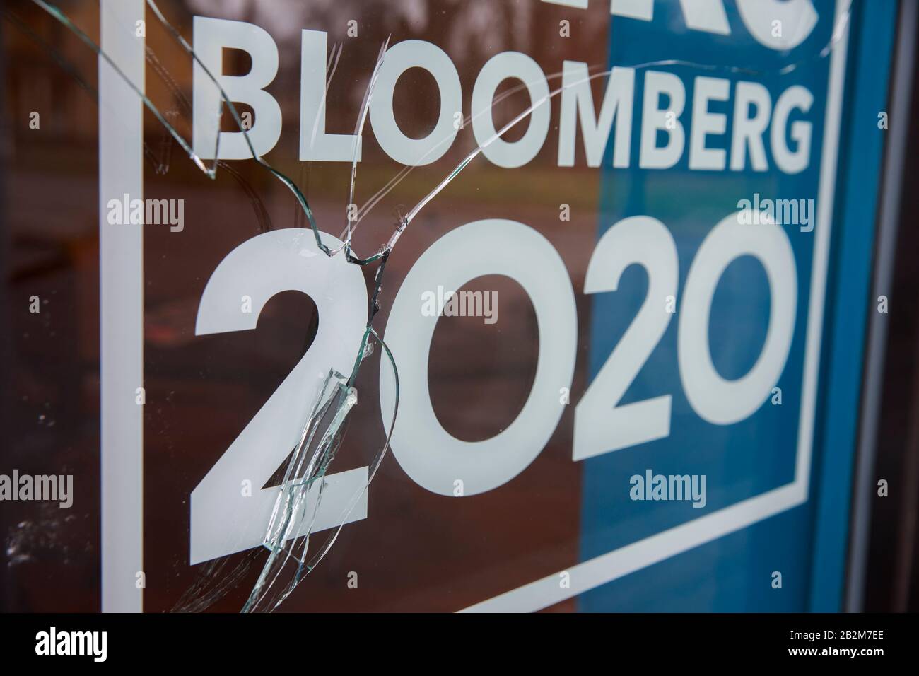 03022019 - Knoxville, Tenn., USA: Hinter einem Fenster, das zu einem unbekannten Zeitpunkt zerbrochen war, hängt ein Kampagnenschild im Mike BloombergÕs Kampagnenbüro in Knoxville, Tennessee, Montag, 2. März 2020. Holly McFaul, Pressevertreter der Kampagne in Tennessee, sagte, dass der Standort zuvor Vandalismusstandort gewesen sei und dass die Kampagne auf die Sicherheit ihrer Arbeiter und Freiwilligen bedacht sei. McFaul verweigerte aufgrund von Sicherheitsbedenken den Zugriff auf Fotos im Außendienst. Stockfoto