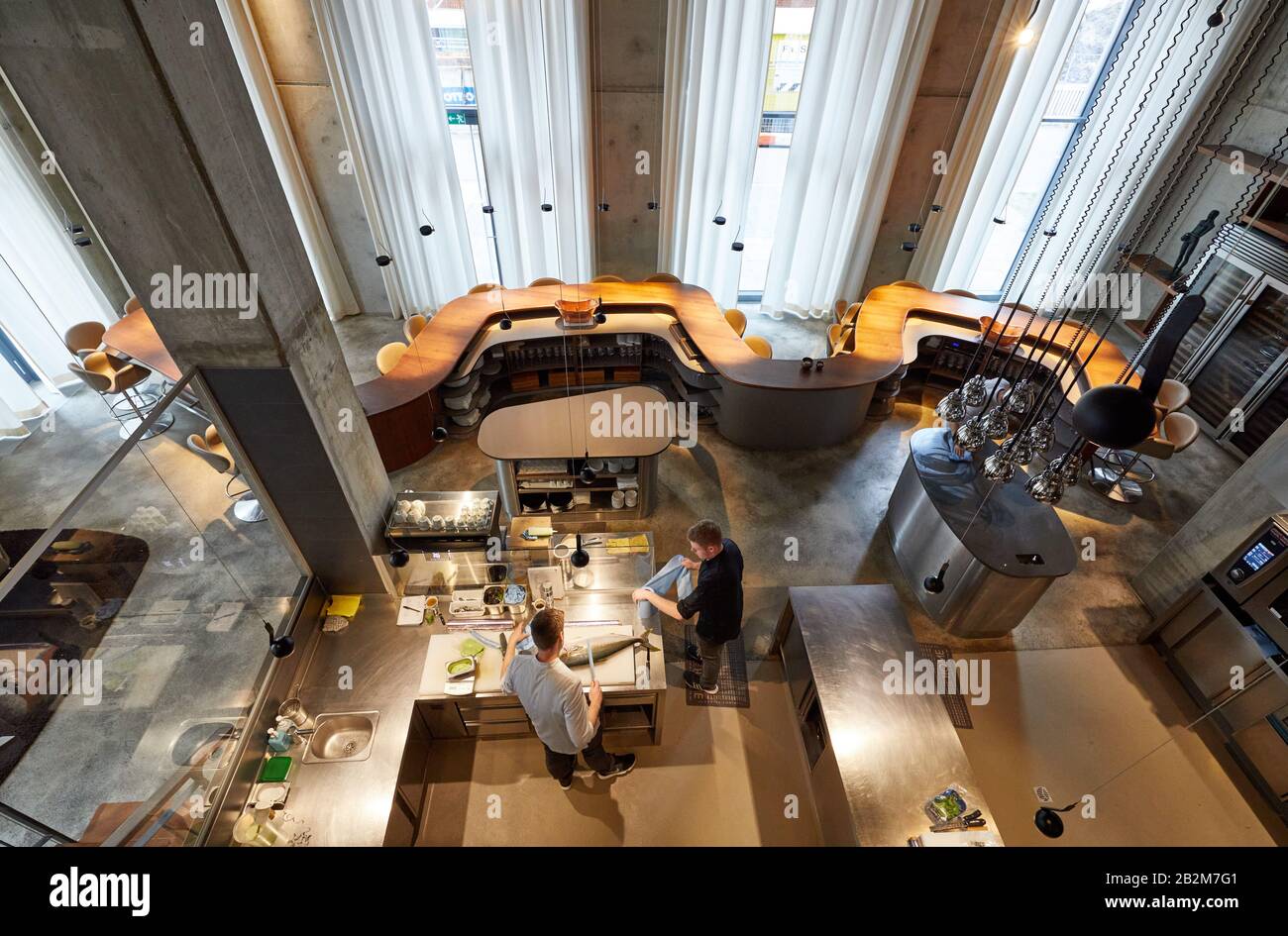 Hamburg, Deutschland. März 2020. Blick auf den Tisch im Restaurant The Table Kevin Fehling. Restaurantführer Michelin Deutschland hat die Stars der besten Restaurants angekündigt. Mit dem Zustandekommen von Berlin verfügen Deutschlands drei größten Städte erstmals über ein Drei-Sterne-Restaurant. In Hamburg konnte "Der Tabellenerste Kevin Fehling" den Spitzenpreis halten. Kredit: Georg Wendt / dpa / Alamy Live News Stockfoto