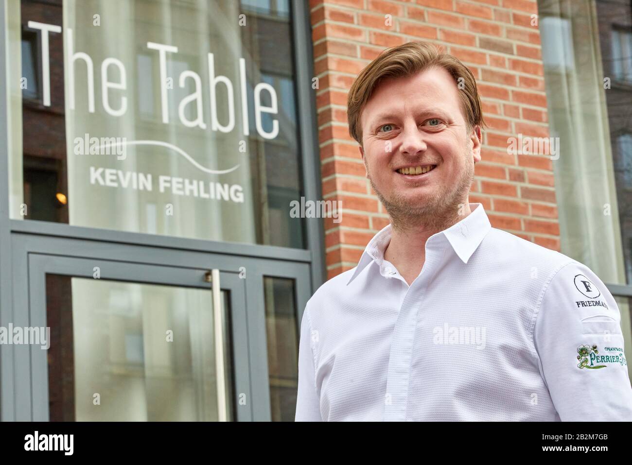 Hamburg, Deutschland. März 2020. Kevin Fehling, Spitzenkoch, steht vor seinem Restaurant The Table Kevin Fehling. Restaurantführer Michelin Deutschland hat die Stars der besten Restaurants angekündigt. Mit dem Zustandekommen von Berlin verfügen Deutschlands drei größten Städte erstmals über ein Drei-Sterne-Restaurant. In Hamburg konnte "Der Tabellenerste Kevin Fehling" den Spitzenpreis halten. Kredit: Georg Wendt / dpa / Alamy Live News Stockfoto