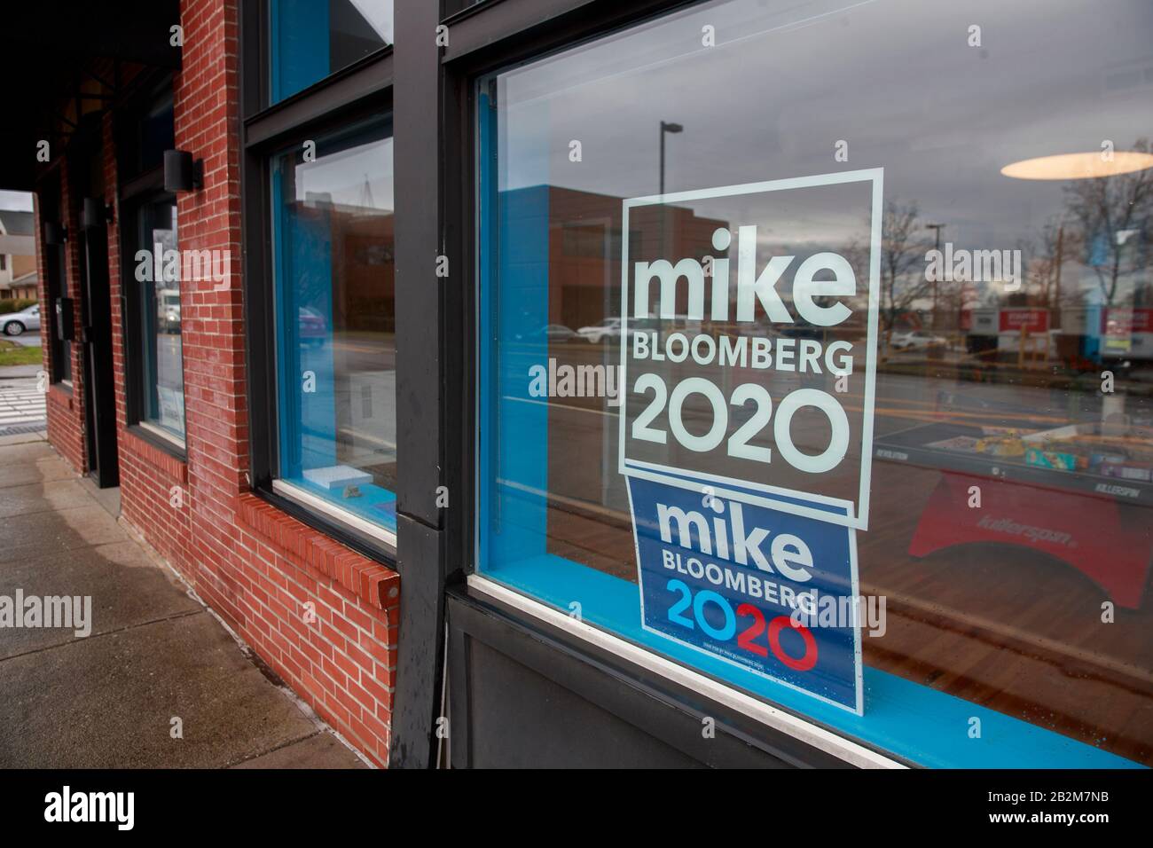 Kampagnenschilder und -Nachrichten werden am Montag, 2. März 2020 in Mike Bloombergs Kampagnenbüro in Knoxville, Tennessee, in Windows platziert. Holly McFaul, Pressevertreter der Kampagne in Tennessee, sagte, dass der Standort zuvor Vandalismusstandort gewesen sei und dass die Kampagne auf die Sicherheit ihrer Arbeiter und Freiwilligen bedacht sei. McFaul verweigerte aufgrund von Sicherheitsbedenken den Zugriff auf Fotos im Außendienst. Stockfoto