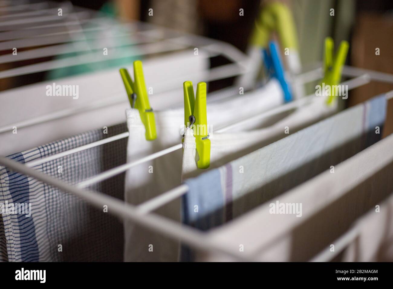 Wäschetag auf Wäscheleine mit Wäscheklappen, Stoffpflock Stockfoto