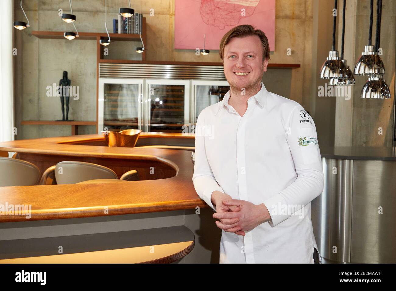 Hamburg, Deutschland. März 2020. Kevin Fehling, Spitzenkoch, steht an einem Tisch in seinem Restaurant The Table Kevin Fehling. Restaurantführer Michelin Deutschland hat die Stars der besten Restaurants angekündigt. Mit dem Zustandekommen von Berlin verfügen Deutschlands drei größten Städte erstmals über ein Drei-Sterne-Restaurant. In Hamburg konnte "Der Tabellenerste Kevin Fehling" den Spitzenpreis halten. Kredit: Georg Wendt / dpa / Alamy Live News Stockfoto