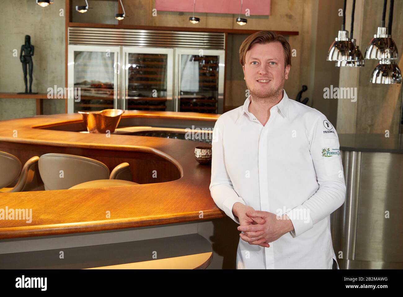 Hamburg, Deutschland. März 2020. Kevin Fehling, Spitzenkoch, steht an einem Tisch in seinem Restaurant The Table Kevin Fehling. Restaurantführer Michelin Deutschland hat die Stars der besten Restaurants angekündigt. Mit dem Zustandekommen von Berlin verfügen Deutschlands drei größten Städte erstmals über ein Drei-Sterne-Restaurant. In Hamburg konnte "Der Tabellenerste Kevin Fehling" den Spitzenpreis halten. Kredit: Georg Wendt / dpa / Alamy Live News Stockfoto