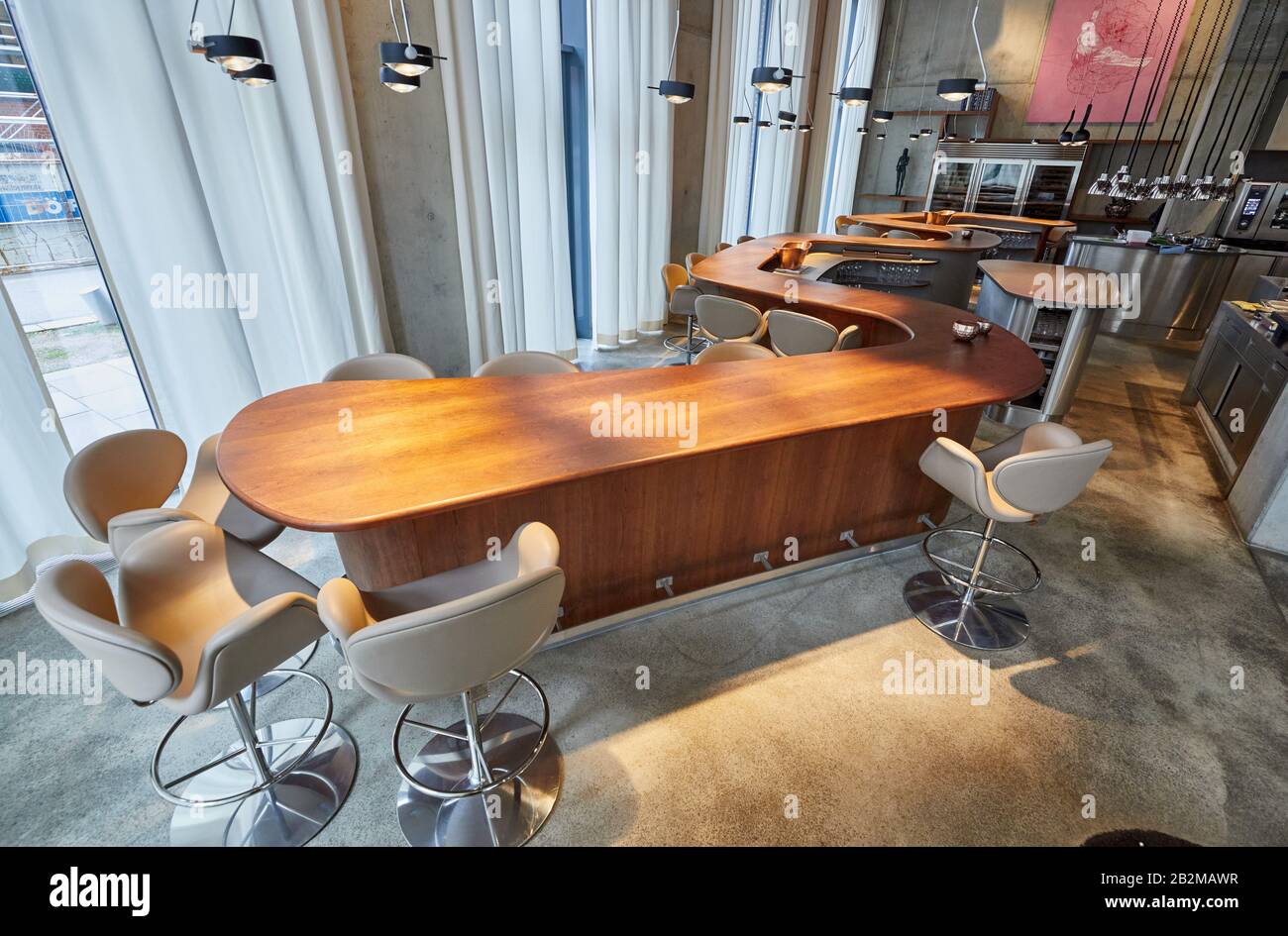 Hamburg, Deutschland. März 2020. Blick auf den Tisch im Restaurant The Table Kevin Fehling. Restaurantführer Michelin Deutschland hat die Stars der besten Restaurants angekündigt. Mit dem Zustandekommen von Berlin verfügen Deutschlands drei größten Städte erstmals über ein Drei-Sterne-Restaurant. In Hamburg konnte "Der Tabellenerste Kevin Fehling" den Spitzenpreis halten. Kredit: Georg Wendt / dpa / Alamy Live News Stockfoto