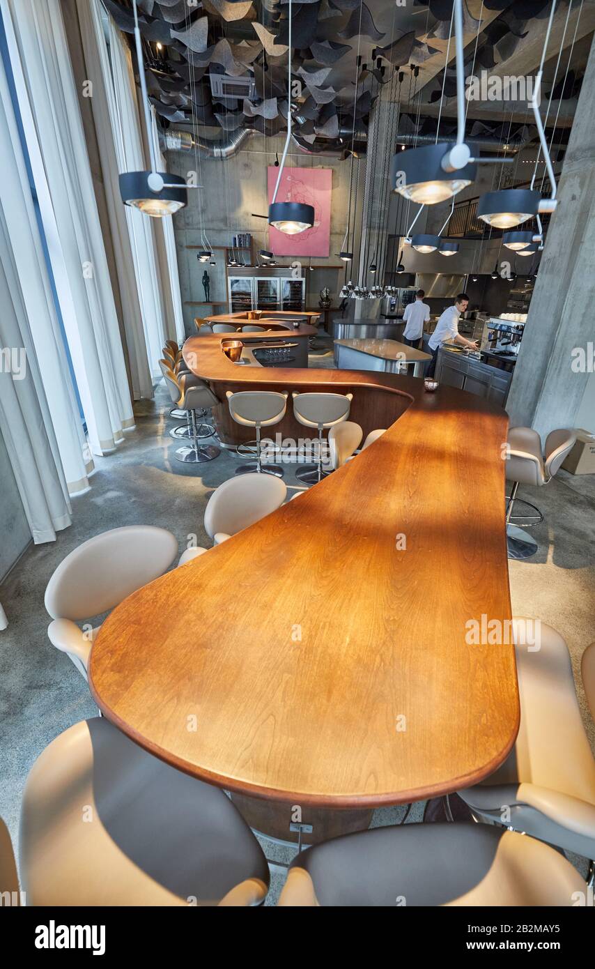 Hamburg, Deutschland. März 2020. Blick auf den Tisch im Restaurant The Table Kevin Fehling. Restaurantführer Michelin Deutschland hat die Stars der besten Restaurants angekündigt. Mit dem Zustandekommen von Berlin verfügen Deutschlands drei größten Städte erstmals über ein Drei-Sterne-Restaurant. In Hamburg konnte "Der Tabellenerste Kevin Fehling" den Spitzenpreis halten. Kredit: Georg Wendt / dpa / Alamy Live News Stockfoto