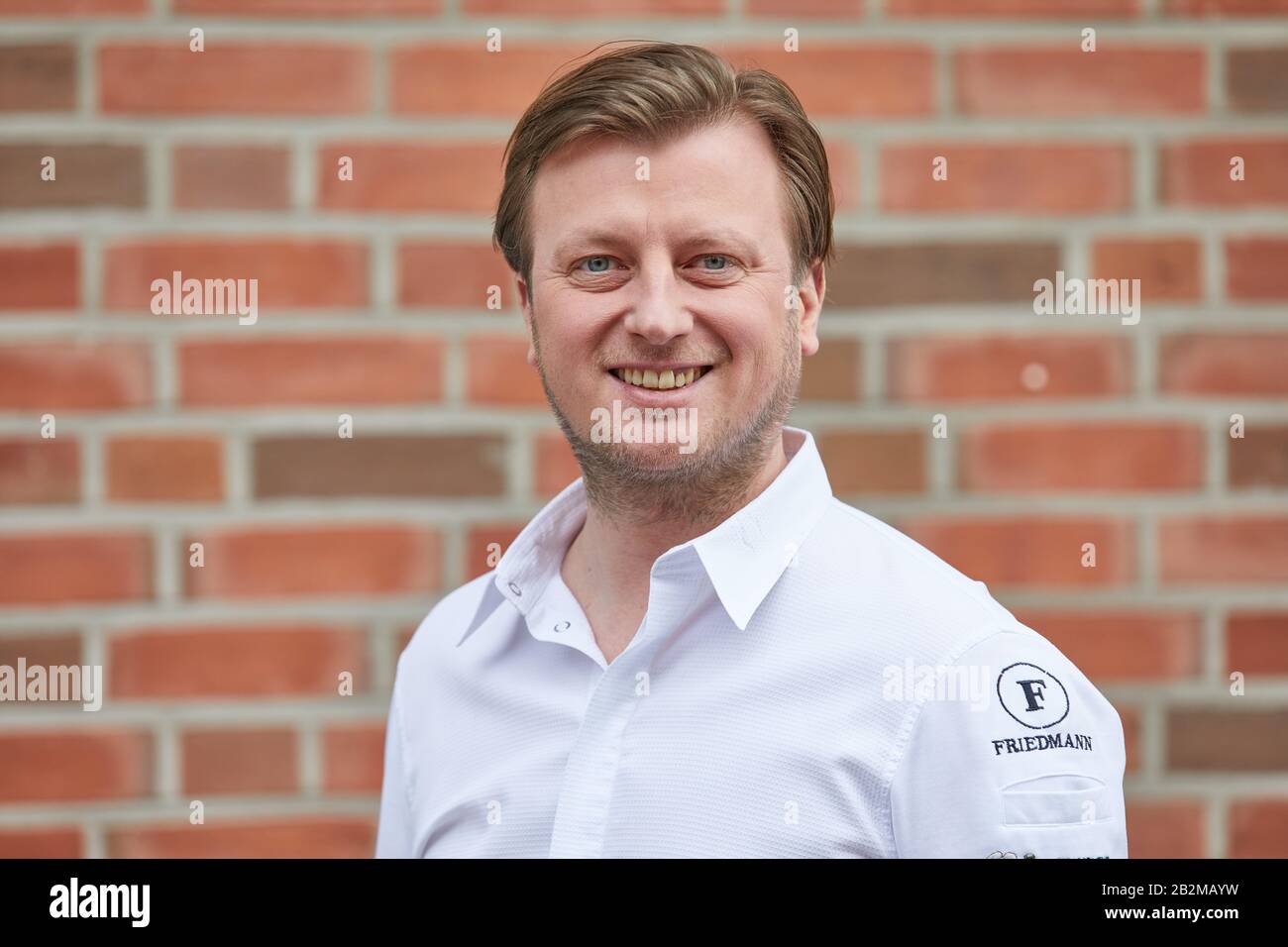 Hamburg, Deutschland. März 2020. Kevin Fehling, Spitzenkoch, steht vor seinem Restaurant The Table Kevin Fehling. Restaurantführer Michelin Deutschland hat die Stars der besten Restaurants angekündigt. Mit dem Zustandekommen von Berlin verfügen Deutschlands drei größten Städte erstmals über ein Drei-Sterne-Restaurant. In Hamburg konnte "Der Tabellenerste Kevin Fehling" den Spitzenpreis halten. Kredit: Georg Wendt / dpa / Alamy Live News Stockfoto