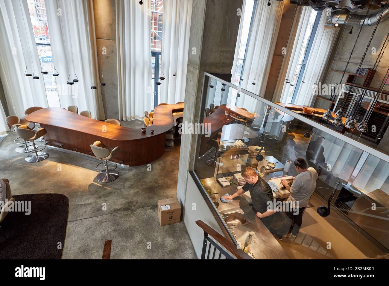 Hamburg, Deutschland. März 2020. Blick auf den Tisch im Restaurant The Table Kevin Fehling. Restaurantführer Michelin Deutschland hat die Stars der besten Restaurants angekündigt. Mit dem Zustandekommen von Berlin verfügen Deutschlands drei größten Städte erstmals über ein Drei-Sterne-Restaurant. In Hamburg konnte "Der Tabellenerste Kevin Fehling" den Spitzenpreis halten. Kredit: Georg Wendt / dpa / Alamy Live News Stockfoto