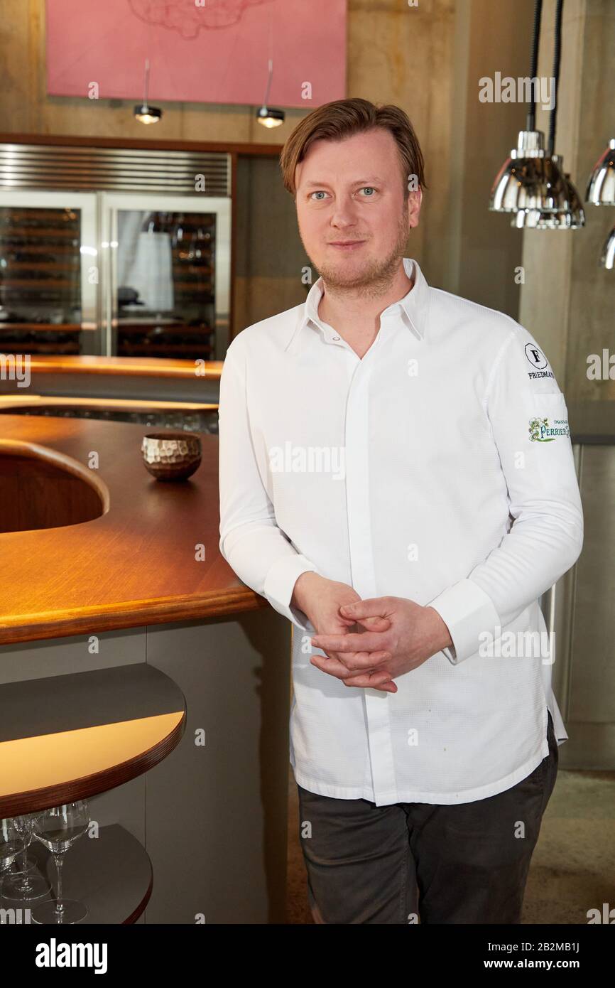Hamburg, Deutschland. März 2020. Kevin Fehling, Spitzenkoch, steht an einem Tisch in seinem Restaurant The Table Kevin Fehling. Restaurantführer Michelin Deutschland hat die Stars der besten Restaurants angekündigt. Mit dem Zustandekommen von Berlin verfügen Deutschlands drei größten Städte erstmals über ein Drei-Sterne-Restaurant. In Hamburg konnte "Der Tabellenerste Kevin Fehling" den Spitzenpreis halten. Kredit: Georg Wendt / dpa / Alamy Live News Stockfoto