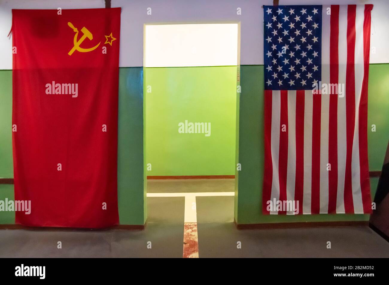Sowjetischen und amerikanischen Flaggen, Saltojo Cold war Museum, Litauen Stockfoto